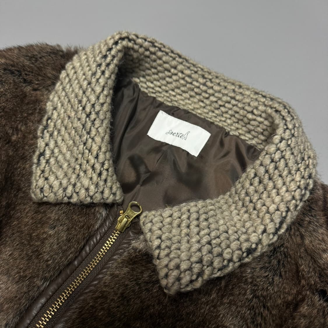 소어트(soerte) 브라운컬러 아크릴 폴리에스터 혼방 도킹 퍼 자켓 상품이미지3