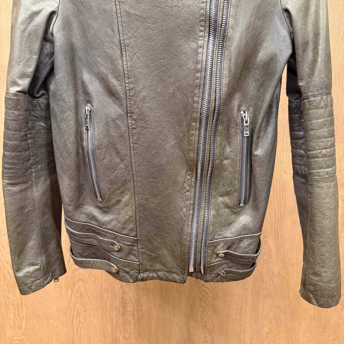 마쥬 양가죽 라이더 자켓 사선 지퍼 어깨 퀄팅 패턴 디테일 브라운 상품이미지5