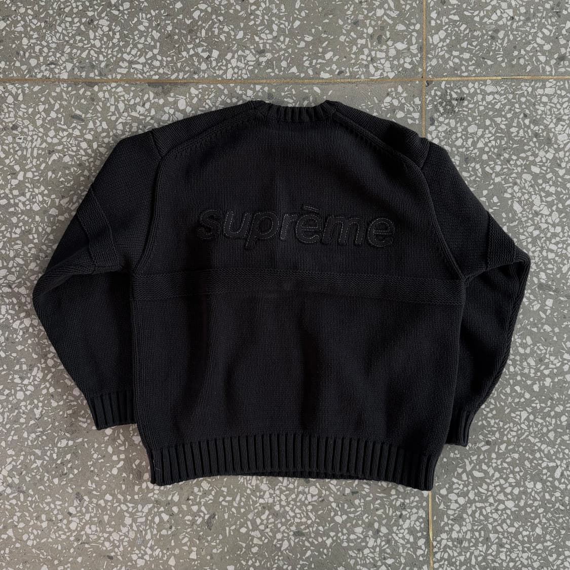 슈프림 토널 아플리케 스웨터 - 25ss 상품이미지2