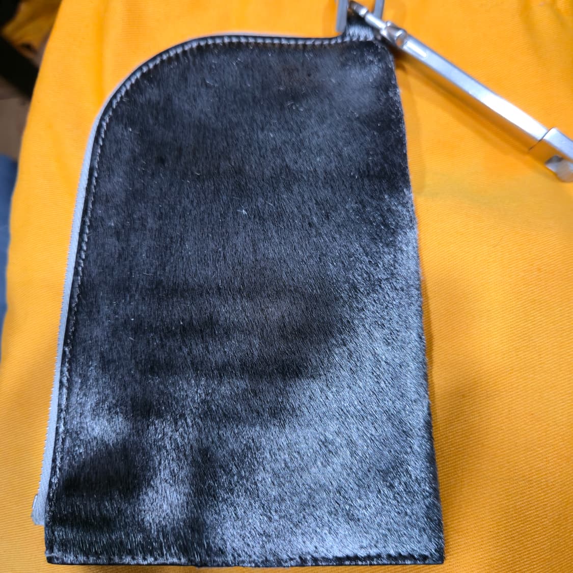 (정품) 릭 오웬스 카프 헤어 넥 월렛 - 상태 최상 상품이미지4