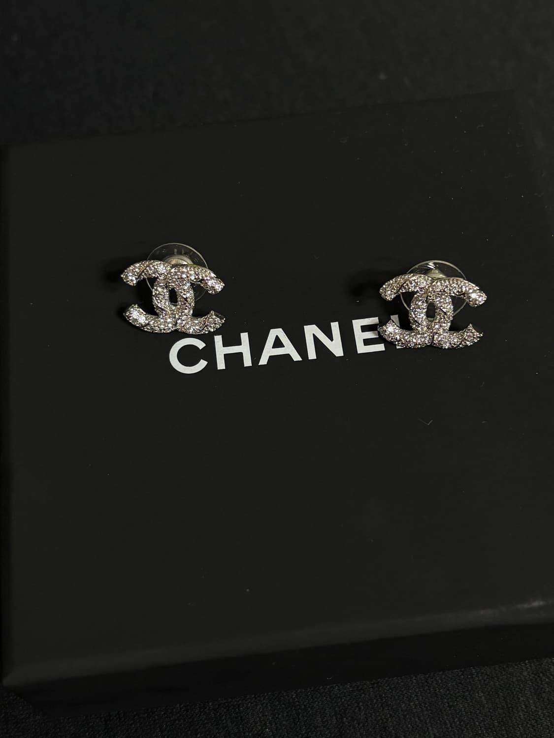 샤넬 정품 cc로고 업사이클링 실버 스틸 크리스탈 귀걸이 상품이미지1
