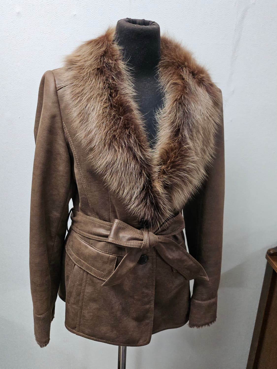 올리비아로렌 폭스퍼 카라 스웨이드 벨트 자켓  95 상품이미지1