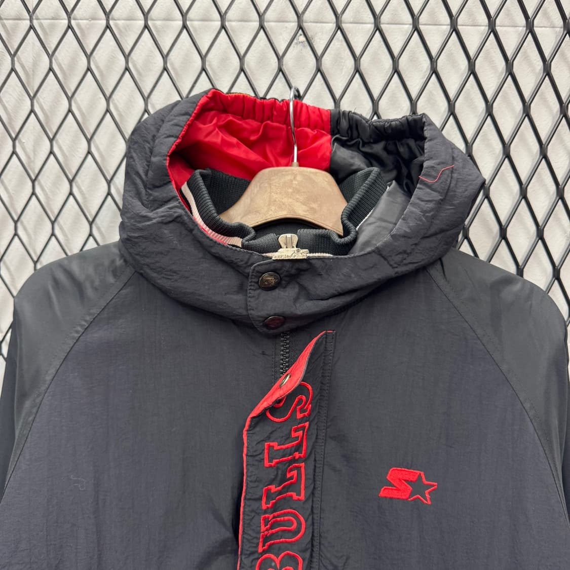 NBA X 스타터 시카고불스 아노락 패딩 점퍼 후면 빅로고 디테일 블랙 상품이미지3