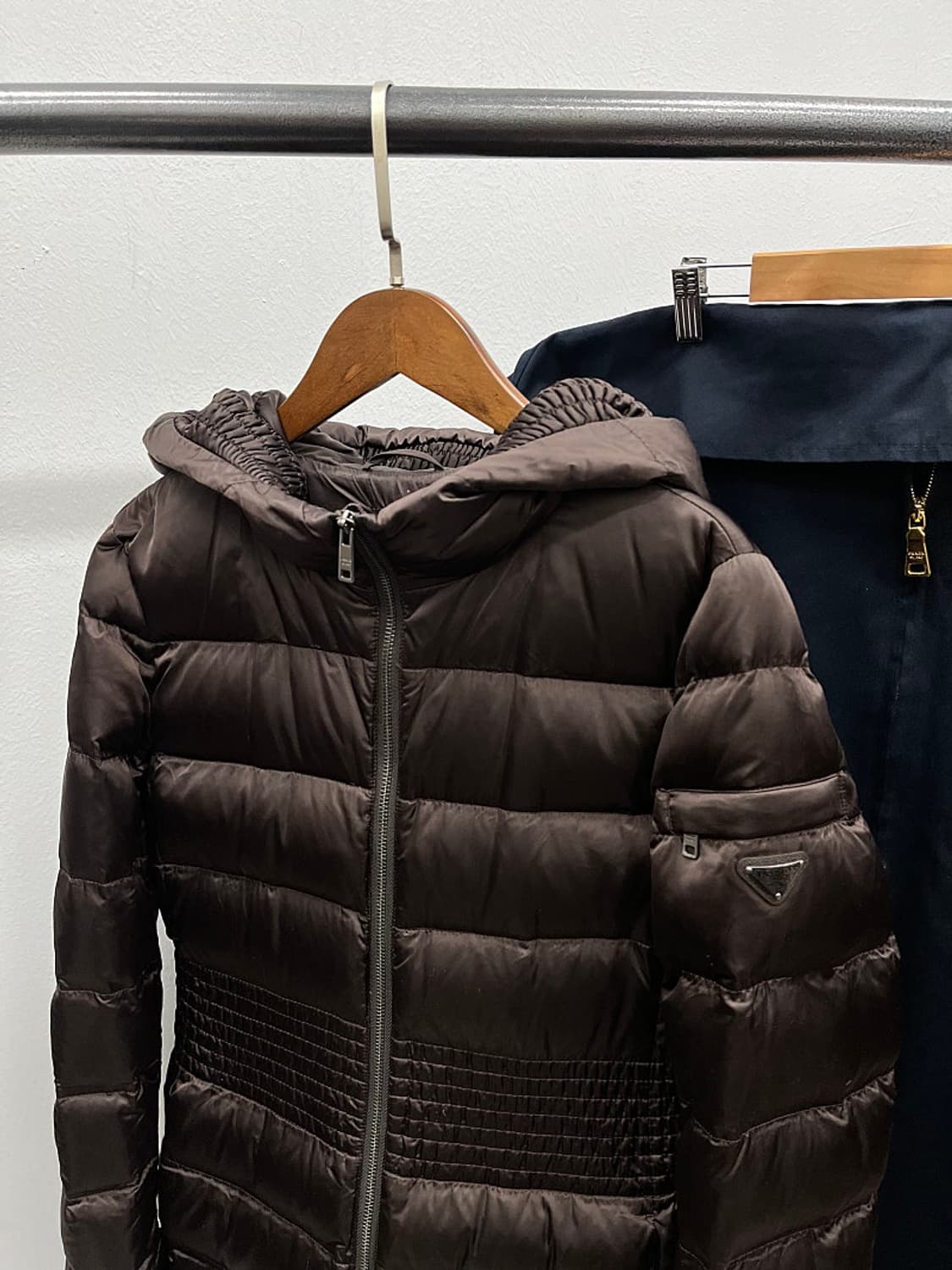 여) 프라다 초코브라운 새틴 롱패딩  상품이미지4