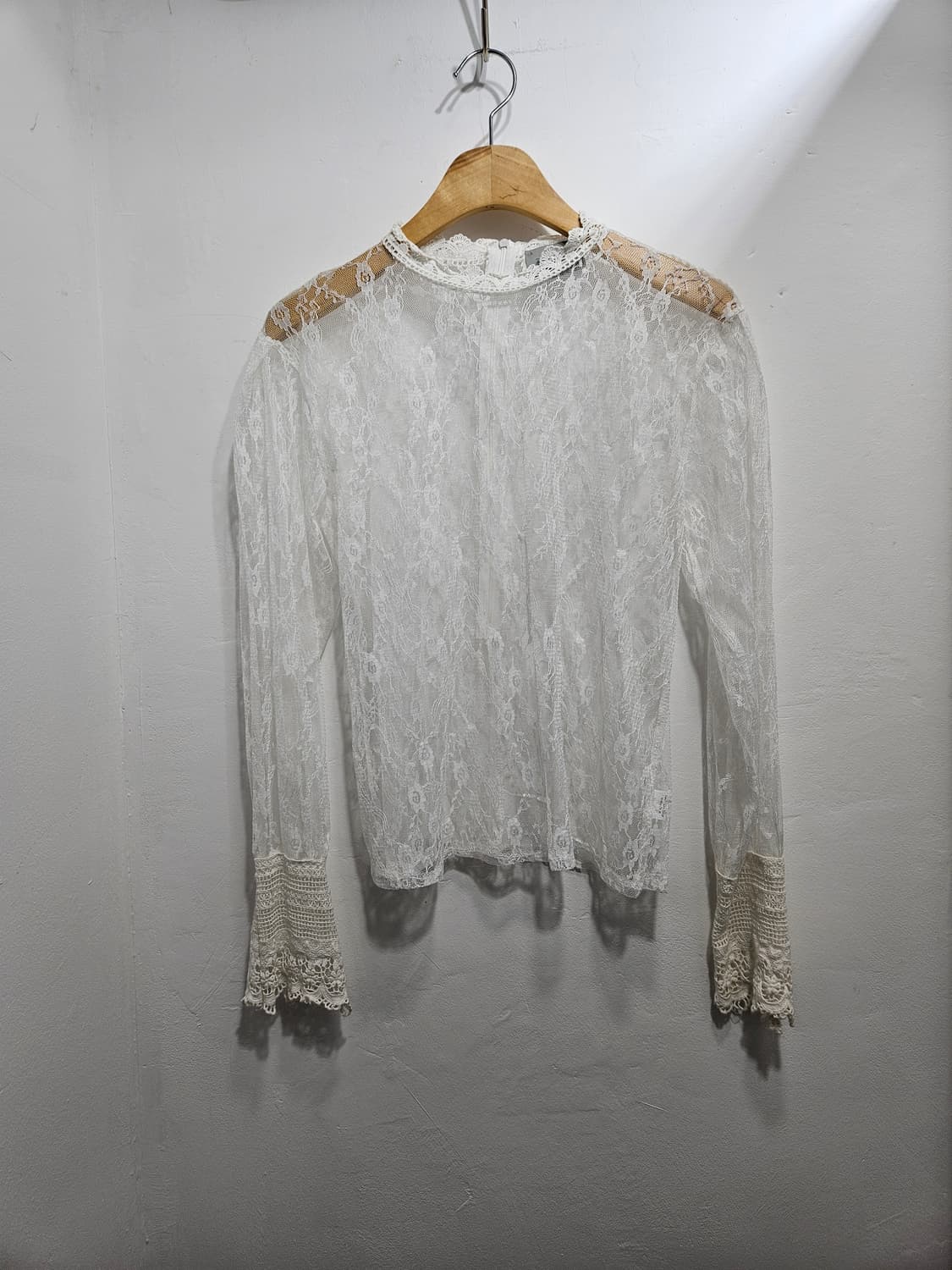 티파니앤 화이트 레이스 긴팔 블라우스 상품이미지1