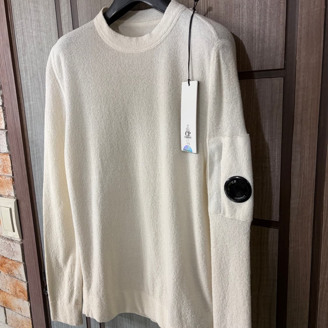 [새상품]씨피컴퍼니 CP컴퍼니 렌즈 와펜 크루넥 니트 아이보리 상품이미지1