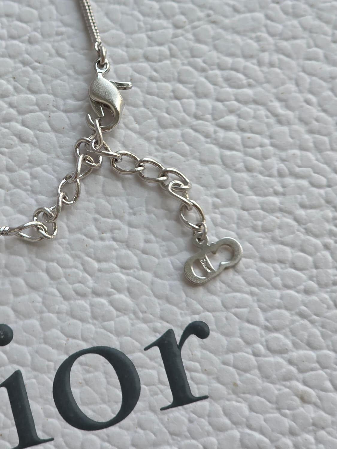 디올 은장 세로바 플레이트 Dior 레터링 목걸이 상품이미지3