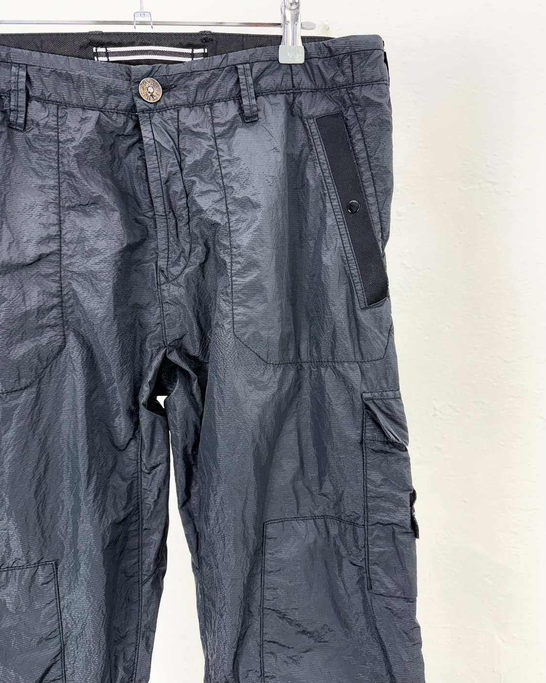 스톤아일랜드 20ss 블랙 나일론 메탈 시어서커 카고 팬츠 상품이미지3