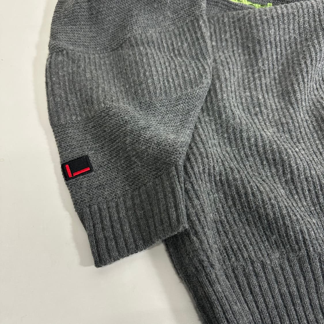 100-105 푸부 FUBU 그레이 어깨절개 자수 터틀넥 니트 상품이미지2