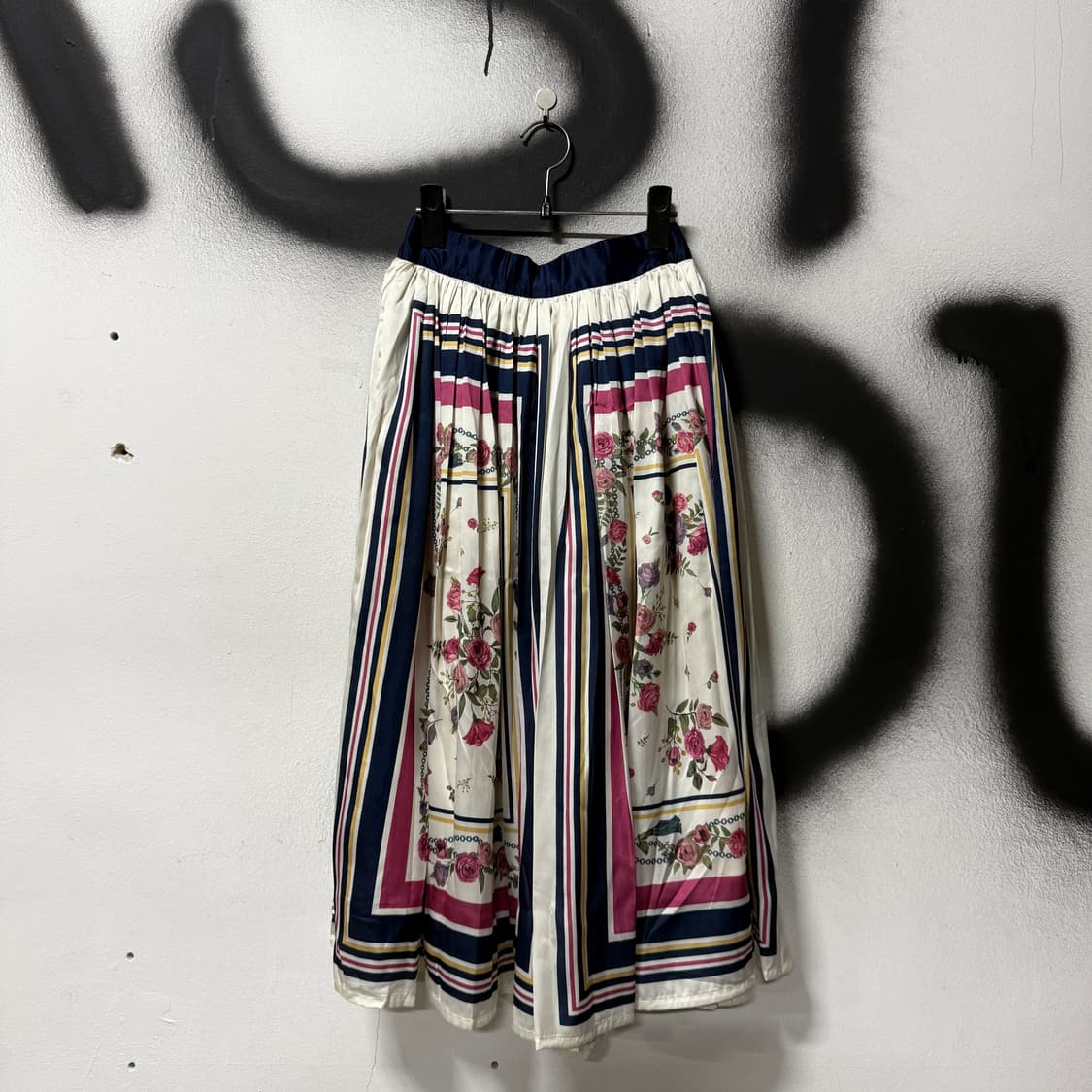 액시즈팜 오리엔탈 에스닉 풀 패턴 새틴 플레어 롱 스커트 상품이미지1