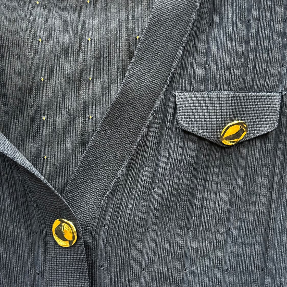 산드로 크롭 골드 버튼 브이넥 니트 가디건 포켓 디테일 슬림핏 네이비 상품이미지6