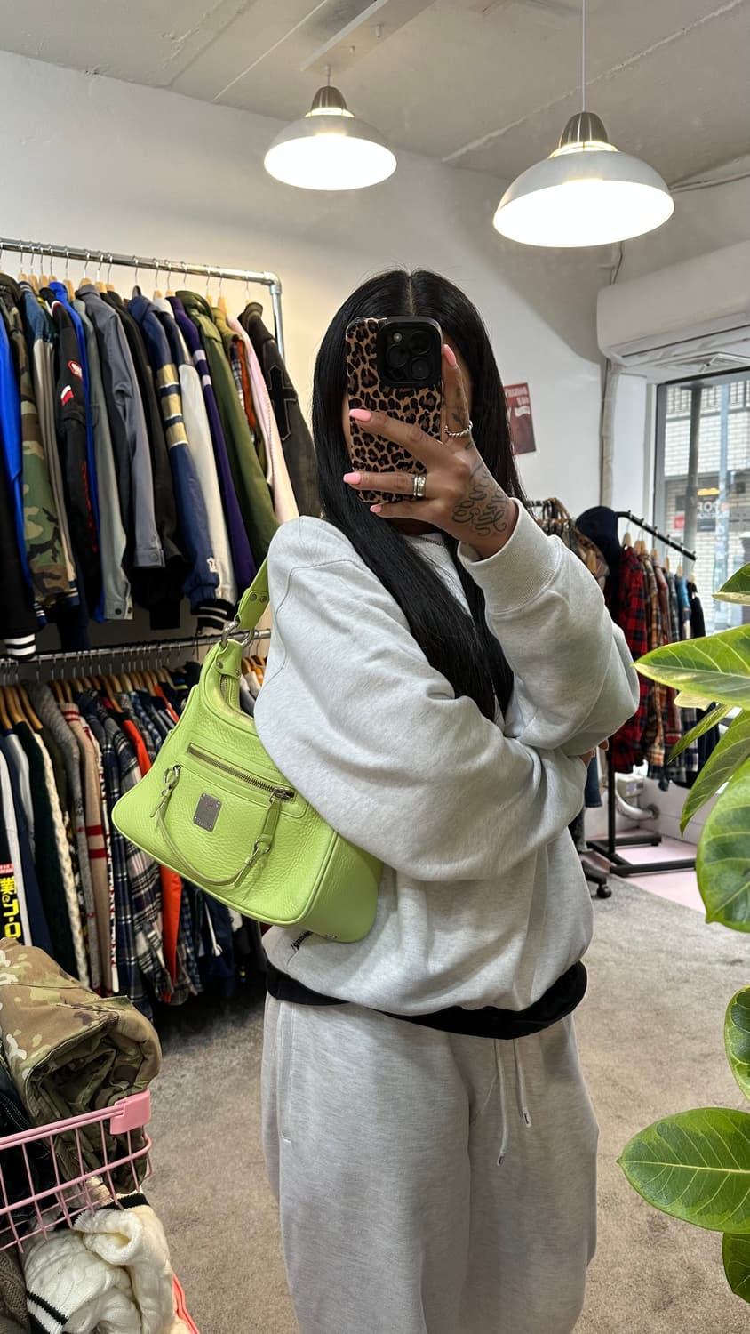 MCM 엠씨엠 빈티지 라임 숄더백 상품이미지1