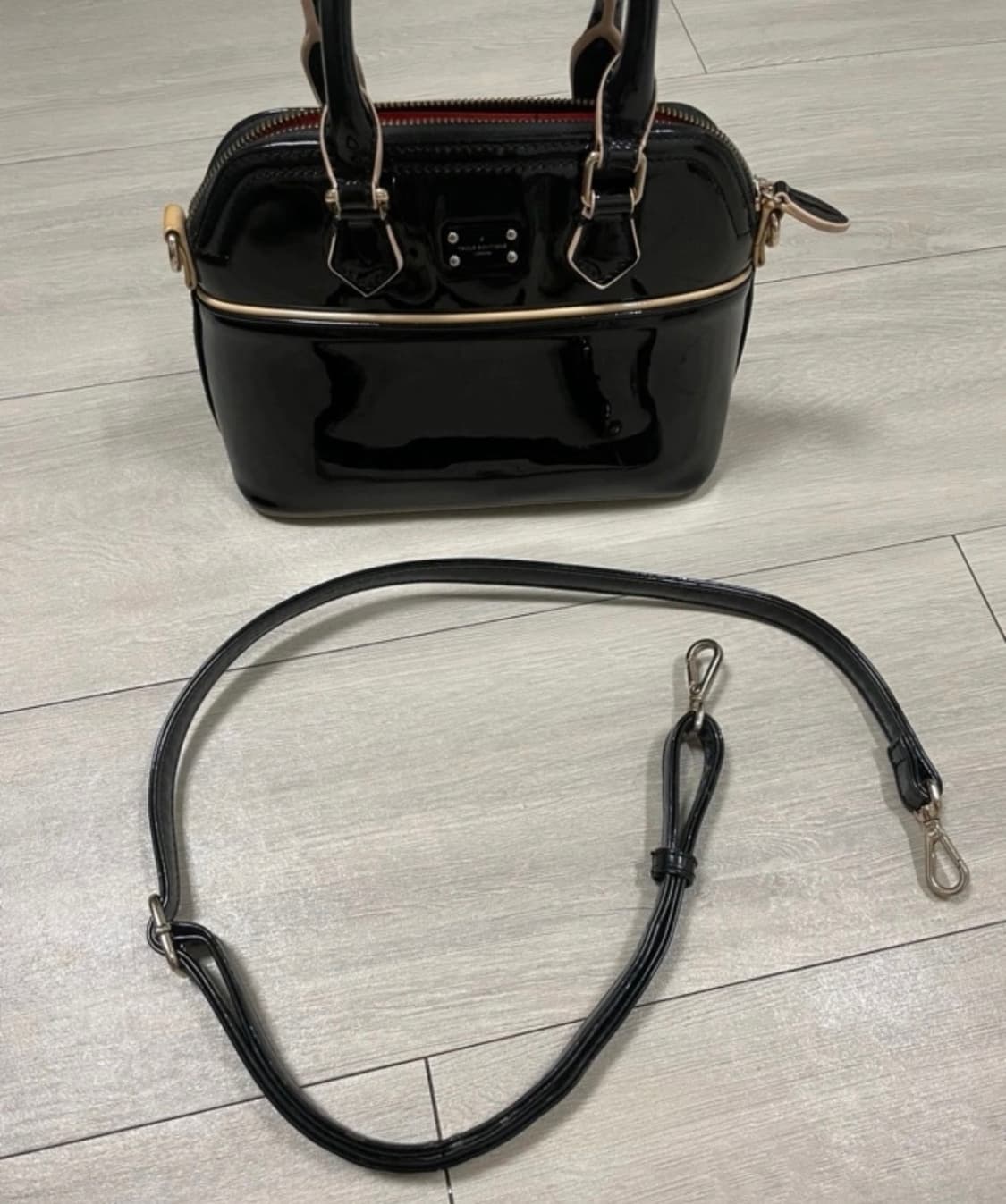 폴스부띠끄)미니메이지 블랙 에나멜 백 상품이미지8