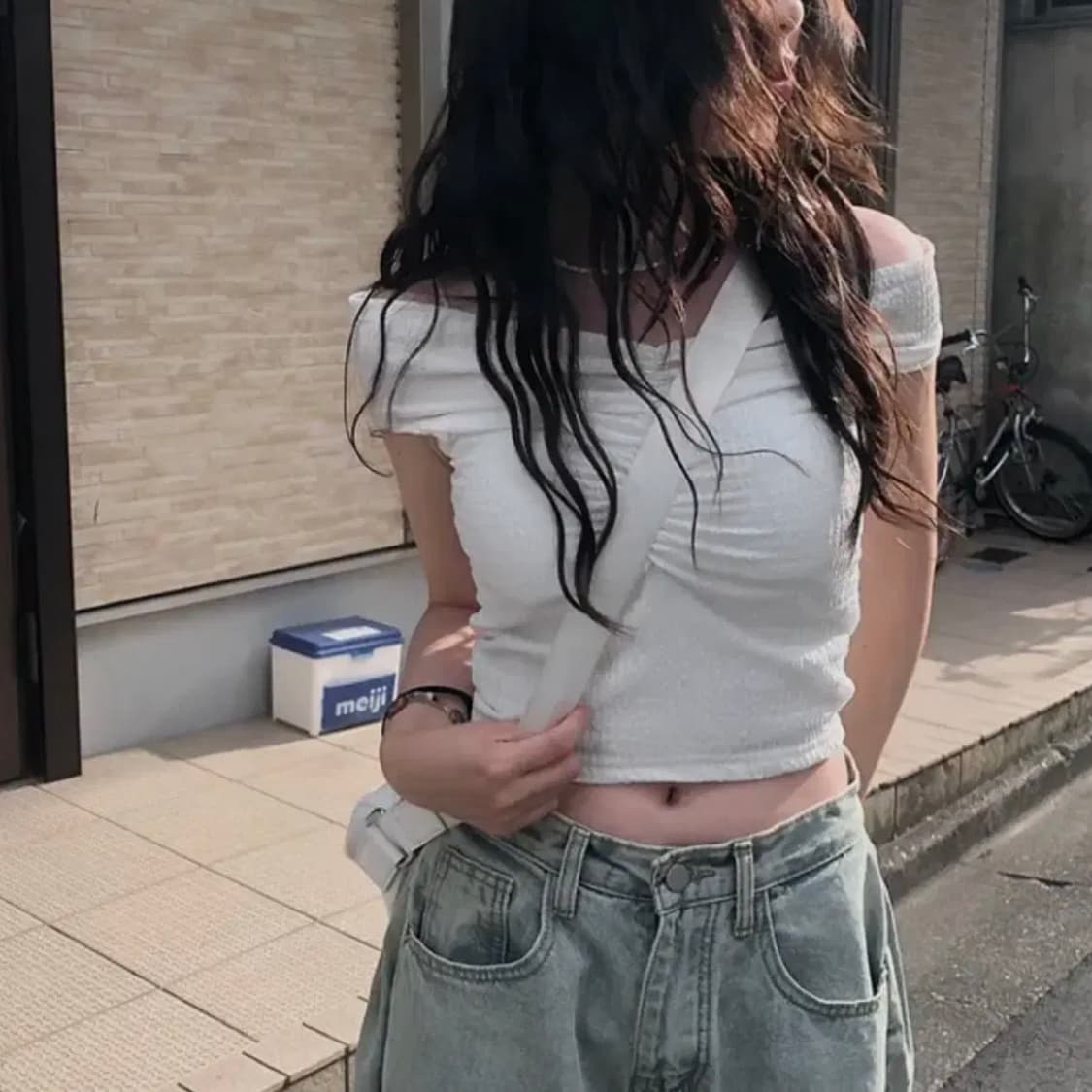 애니원모어 몬티 오프숄더 셔링 나시 티셔츠 상품이미지2