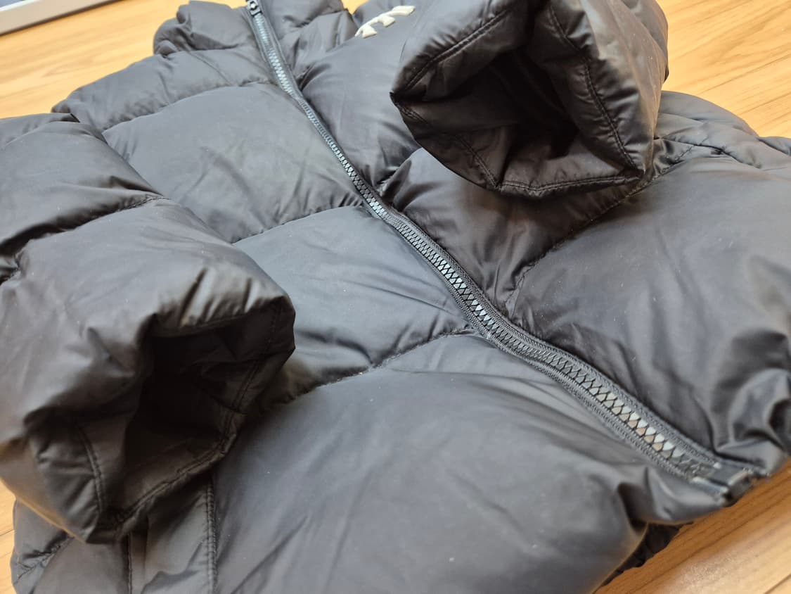 MLB 키즈 뉴욕 양키스 블랙 패딩 120사이즈입니다. 겉면에 뉴욕 양키 상품이미지3