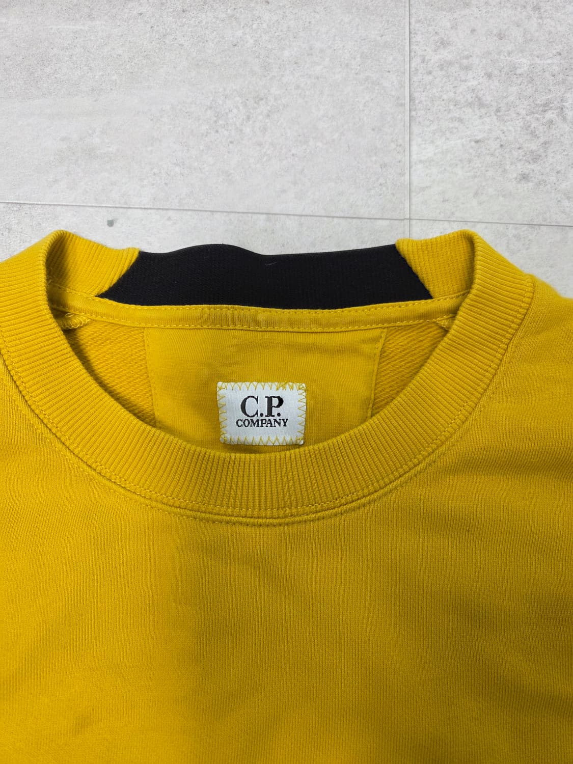 CP컴퍼니의 노란색 맨투맨 상품이미지2