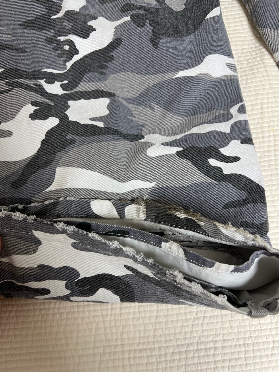 에모스탠스클럽 더블 레이어드 디스트레스드 카모 팬츠 화이트 카모 상품이미지4