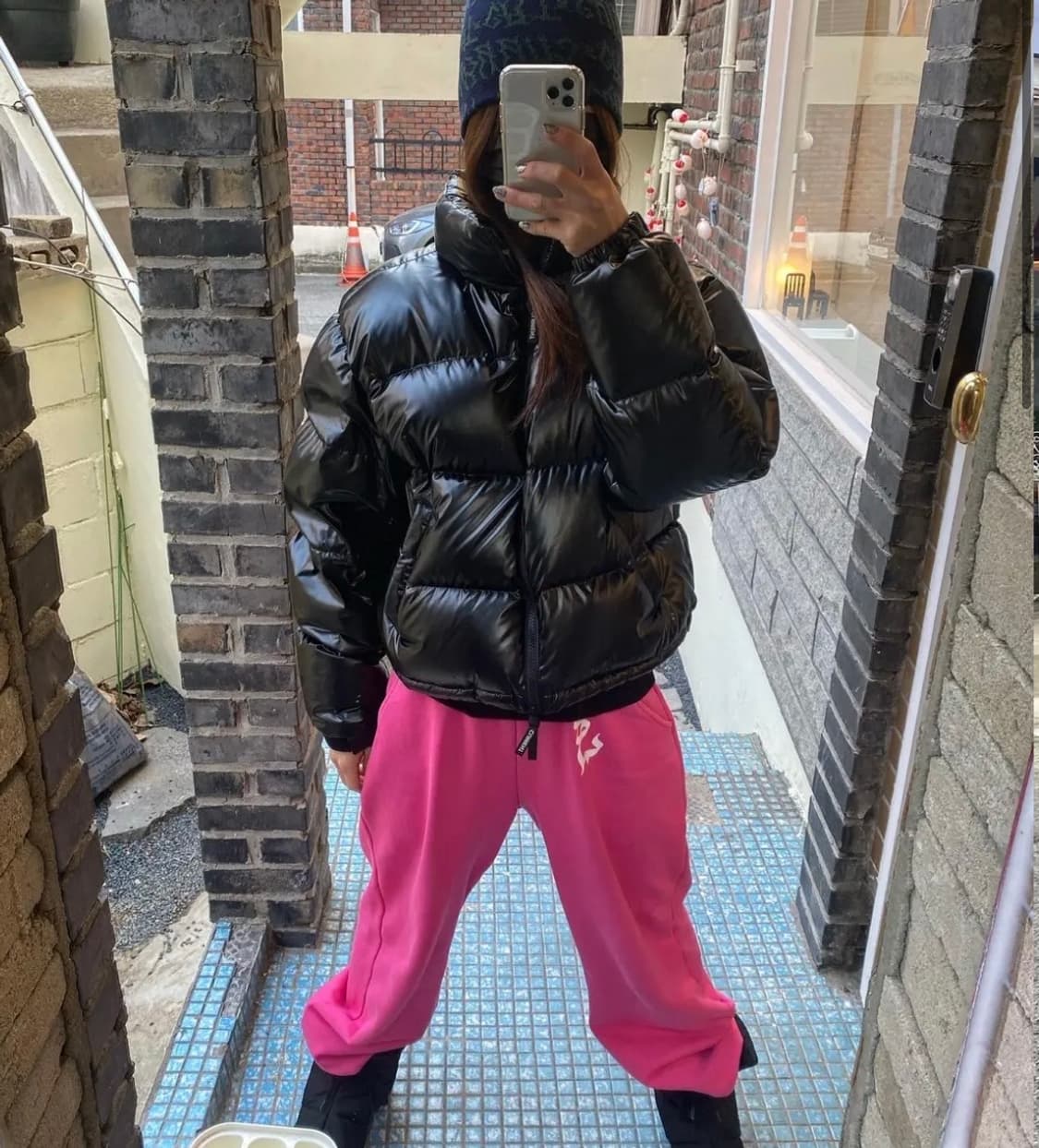 커렌트 숏 푸퍼 패딩 글로시 블랙 판매합니다 상품이미지3