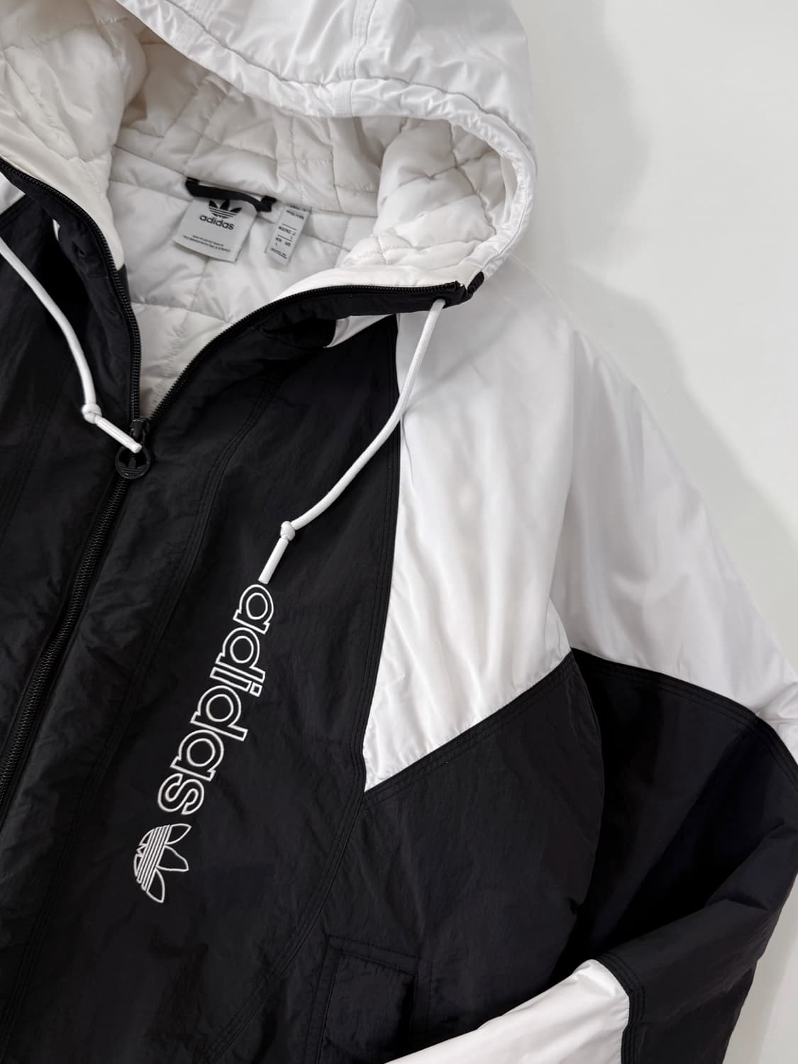 아디다스 오버핏 흰&검 아디컬러 파이어버드 후드 패딩 점퍼 상품이미지5
