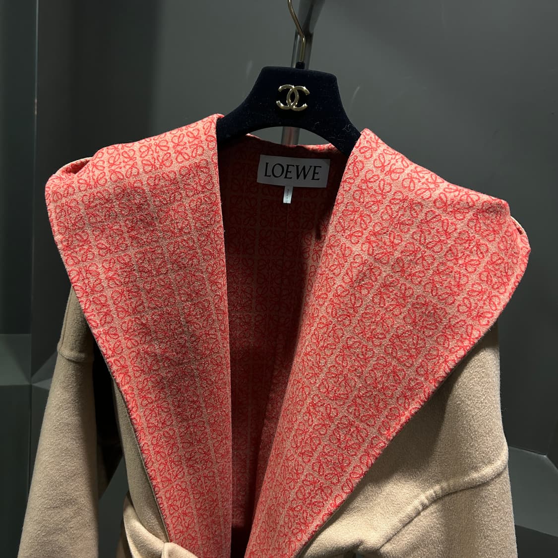 로에베 아나그램 로브 코트 상품이미지2