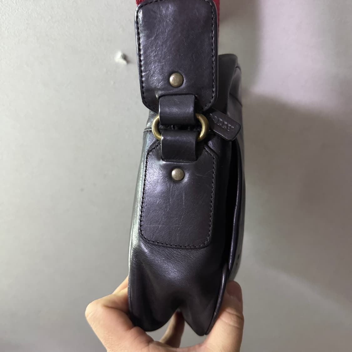 발리 남성 미니 크로스백 다크브라운 상품이미지4