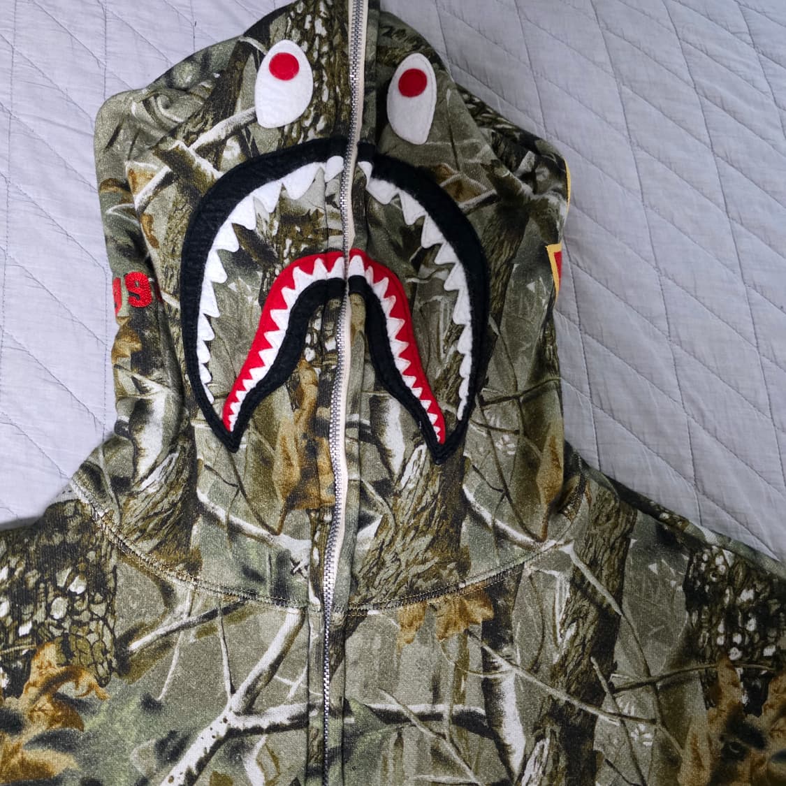 [L] 세인트미카엘 x 베이프 리얼트리 카모 샤크 후드집업 상품이미지4