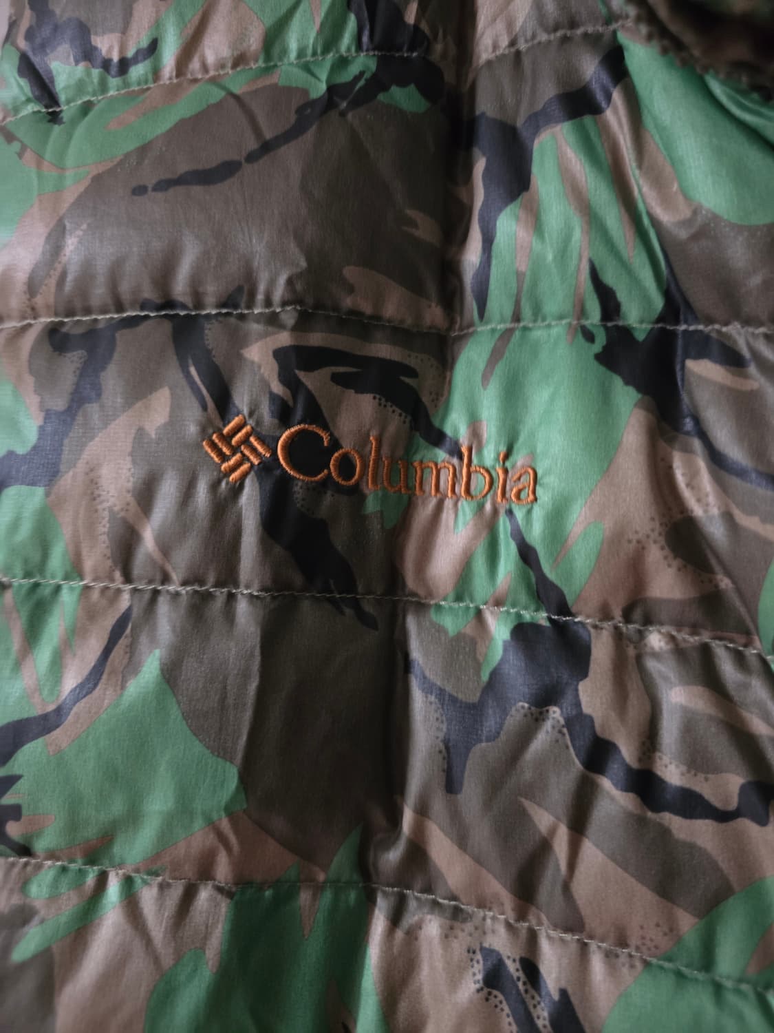 컬럼비아 카모 구스다운 경량 패딩조끼
푸퍼 베스트.   싸이즈105  남 상품이미지4