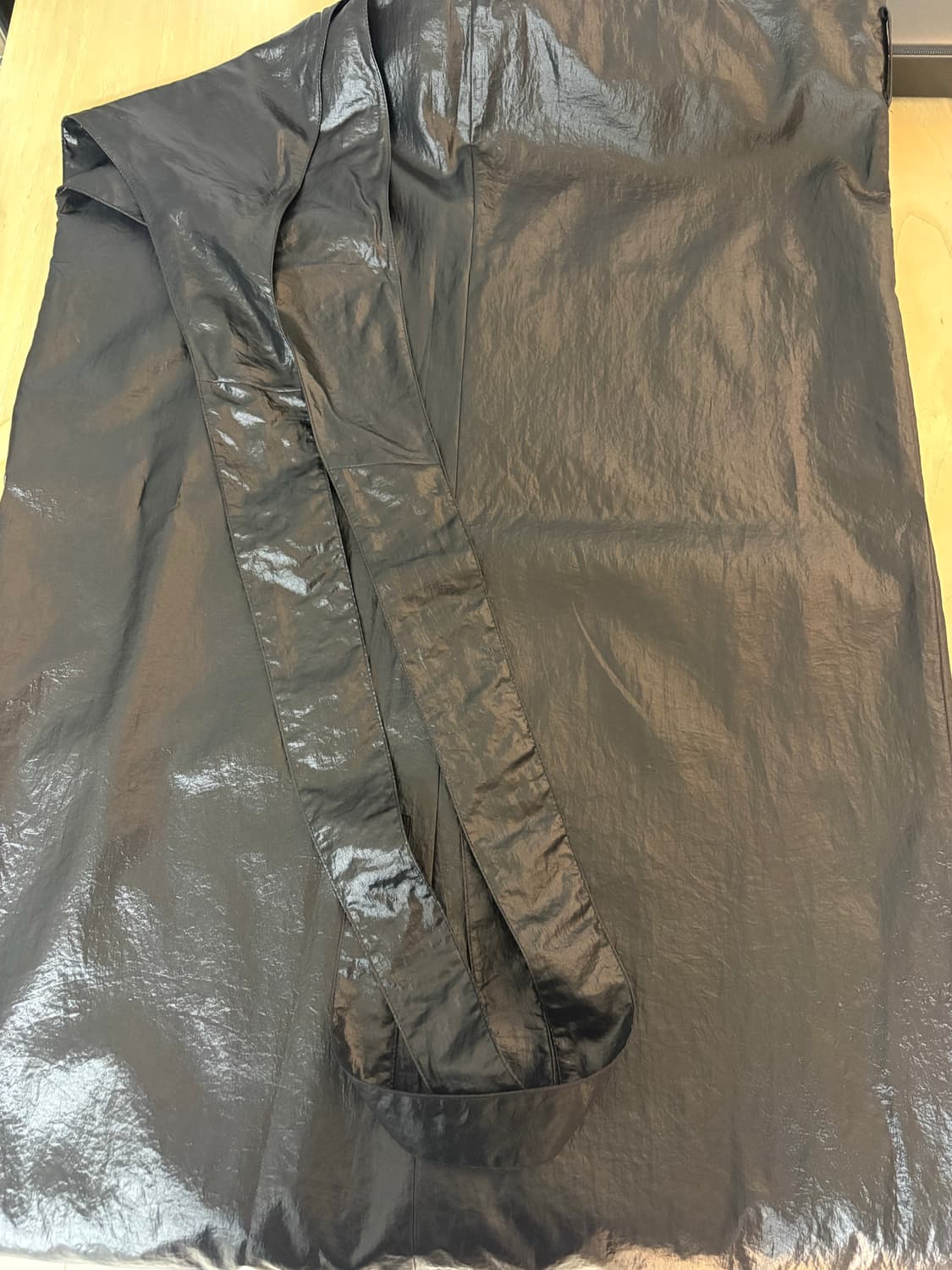 솔티페블 GLOSSY WRAP SKIRT [BLACK] 상품이미지3