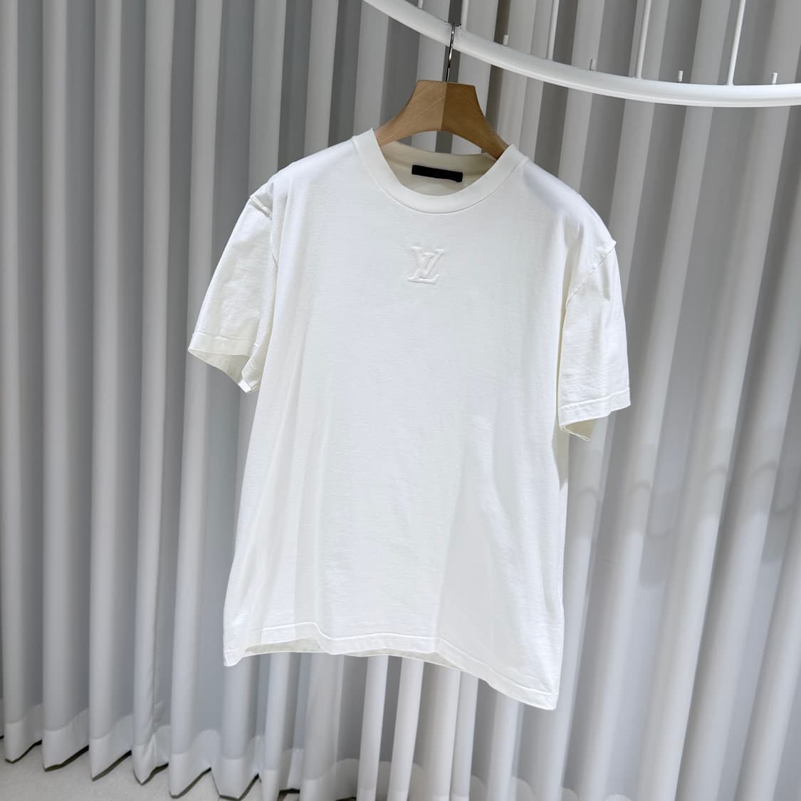 (A+/L) / 루이비통엠보스드 LV 로고 반팔 티셔츠 화이트 상품이미지2