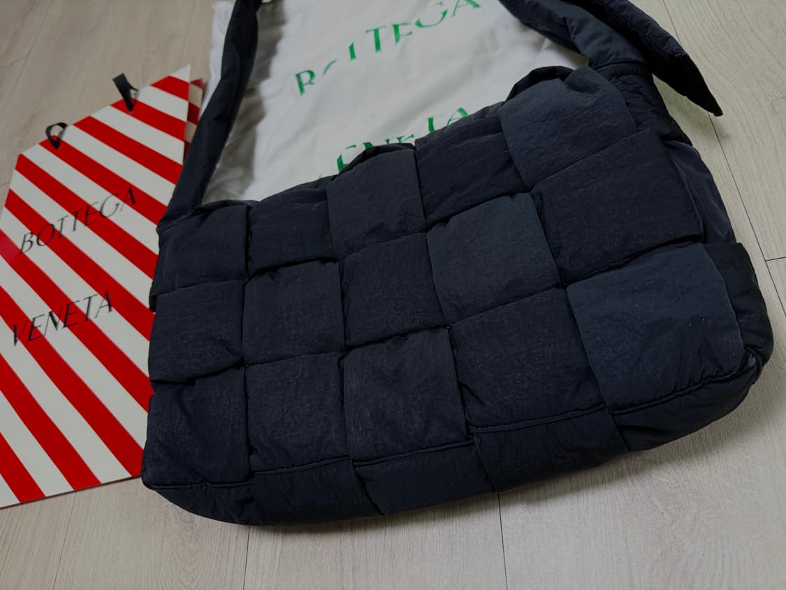 보테가베네타 테크 패딩 카세트백 맥시 상품이미지2