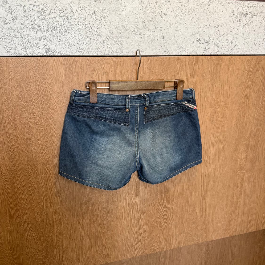 디젤 인더스트리 데님 반바지 로우라이즈 워싱 디테일 블루 상품이미지2