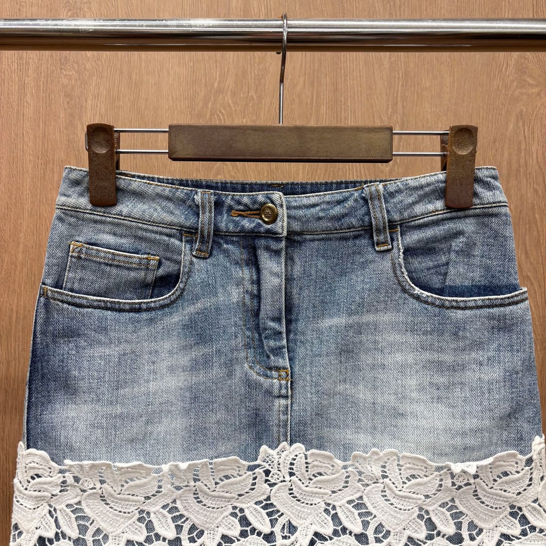 돌체앤가바나 데님 미니 스커트 밑단 화이트 레이스 트리밍 디테일 연청 상품이미지4