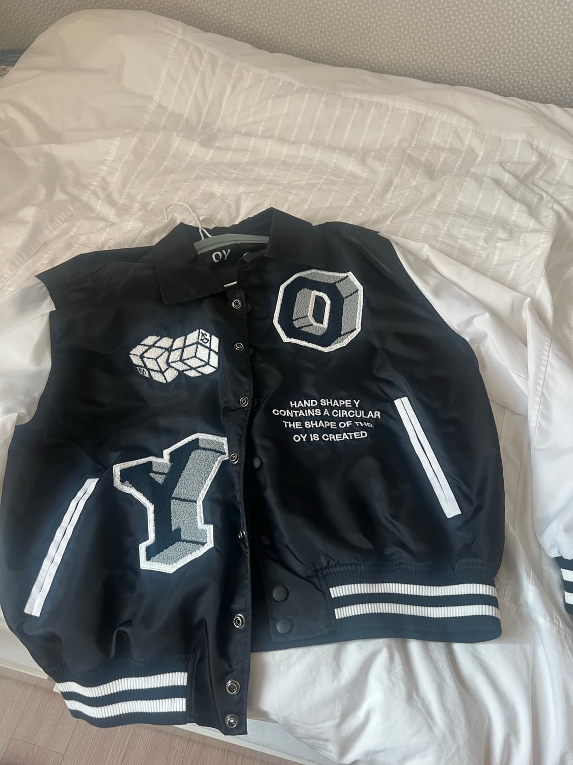 오와이 큐브 로고 바시티자켓 상품이미지1