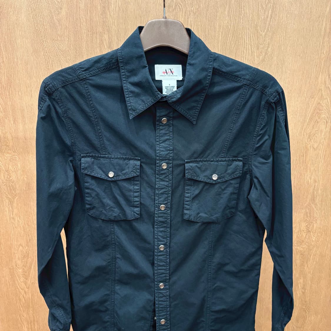 아르마니 익스체인지 클래식 코튼 긴팔 셔츠 웨스턴 플랩 포켓 디테일 블랙 상품이미지4
