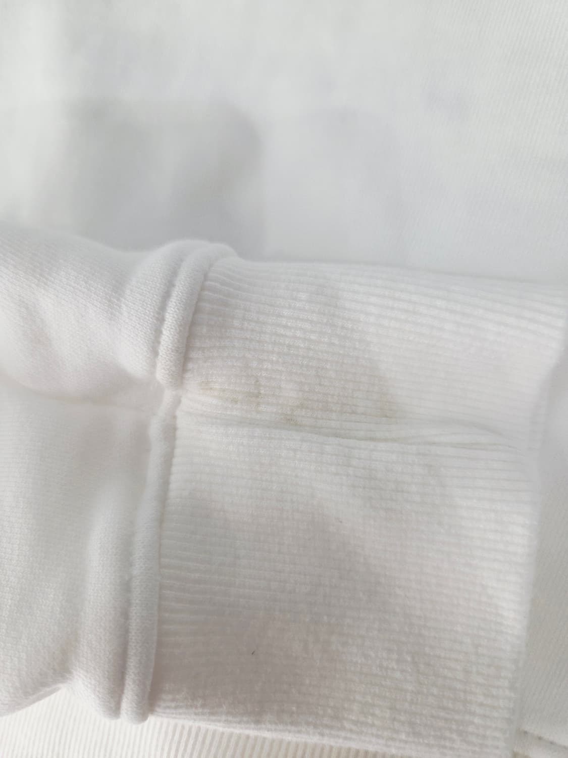 아미(Ami) 스몰 하트 로고 맨투맨 화이트 상품이미지7