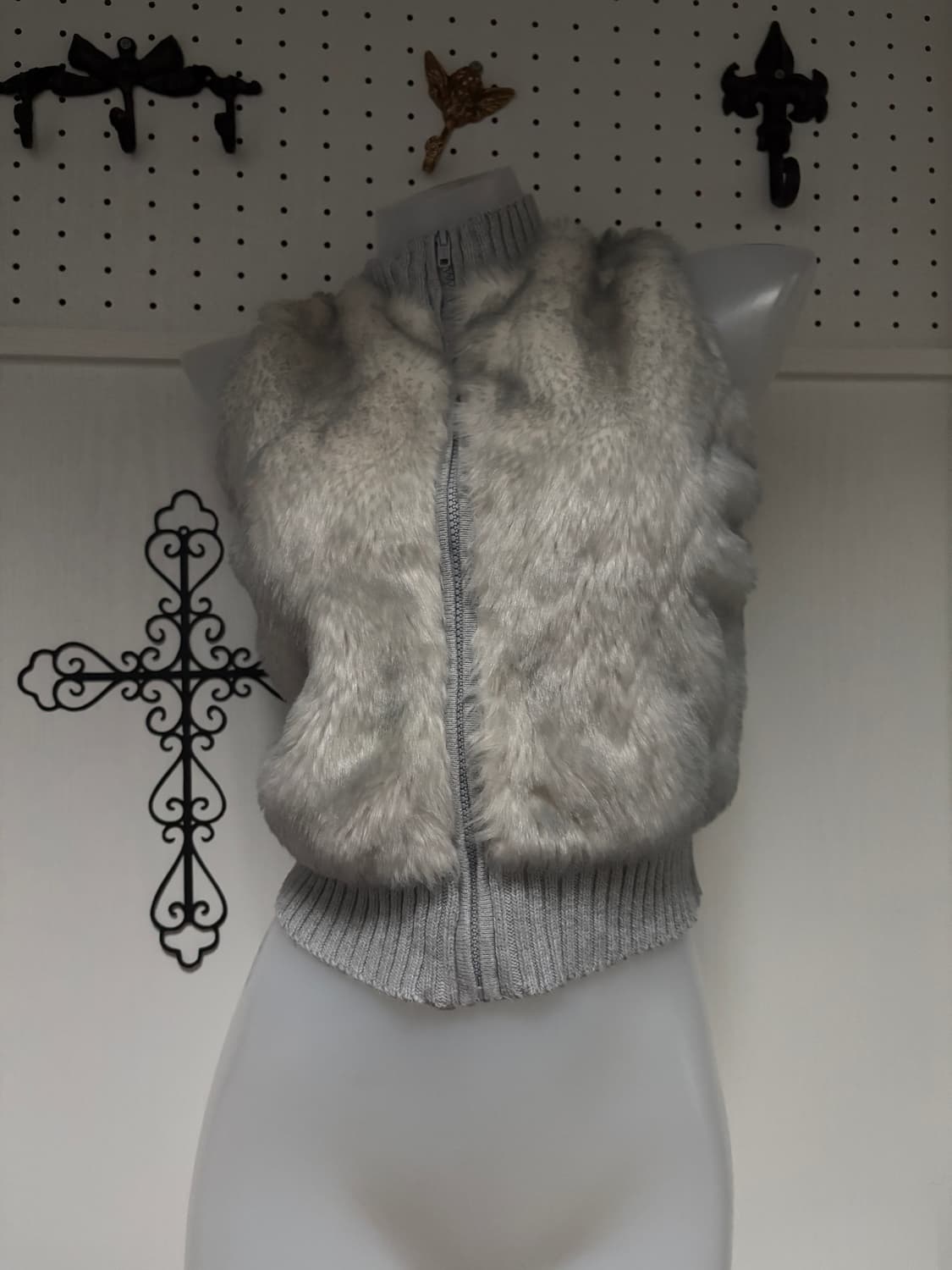 • Grey Fake Fur Sleeveless Zip-Up 상품이미지1
