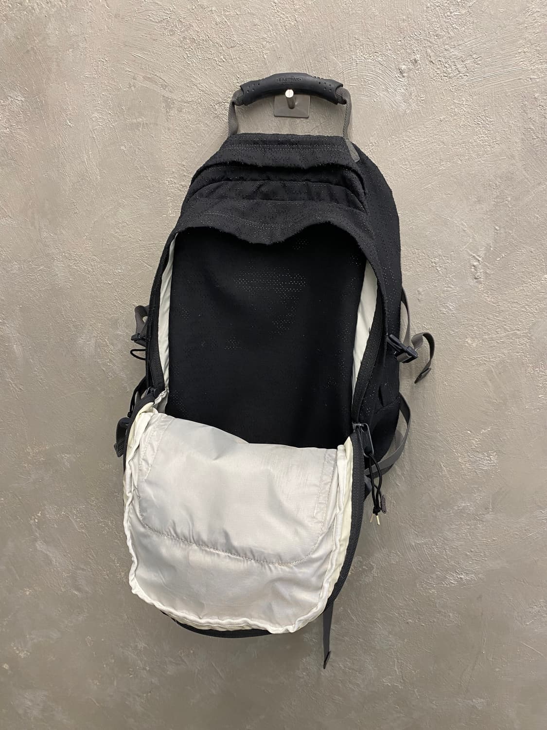 [40*53] Eastpak 이스트팩 블랙 백팩 상품이미지4