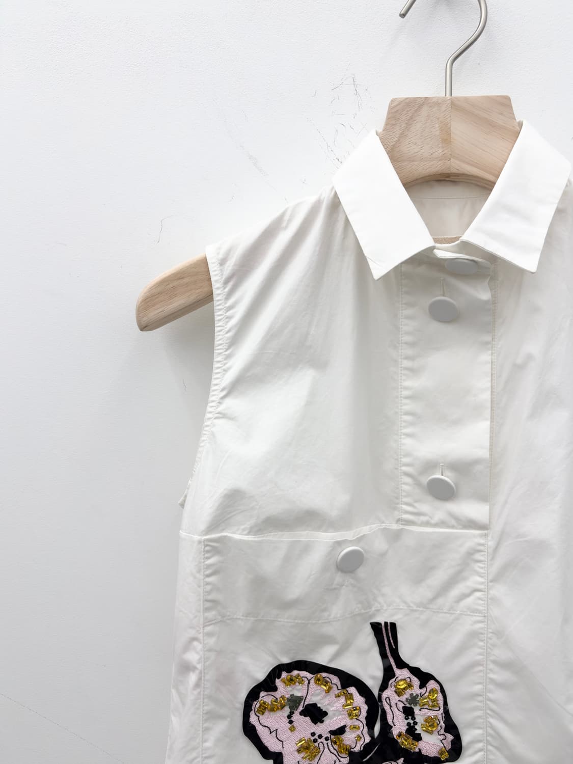 FLOWER DETAIL SLEEVELESS SHIRT 상품이미지3