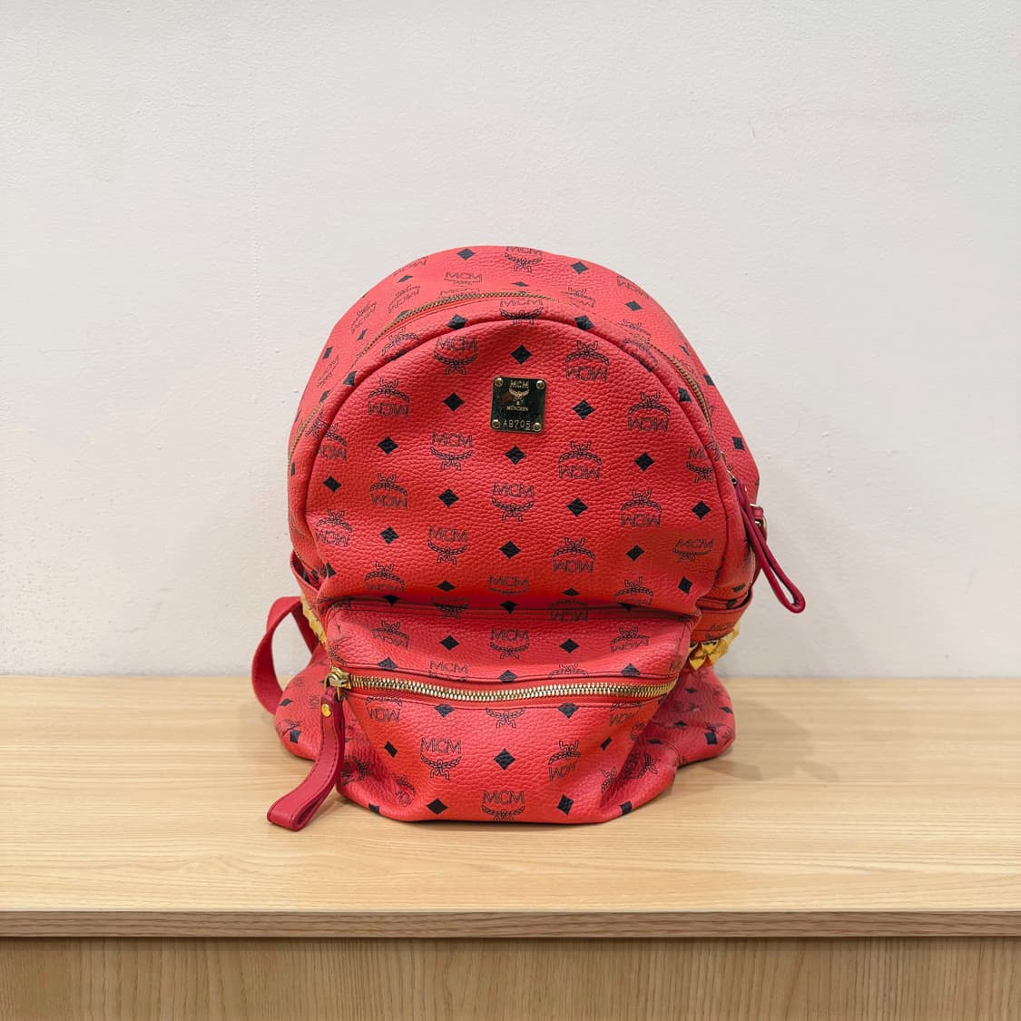 MCM 미니 백팩 모노그램 패턴 스터드 지퍼 포켓 디테일 레드 상품이미지1