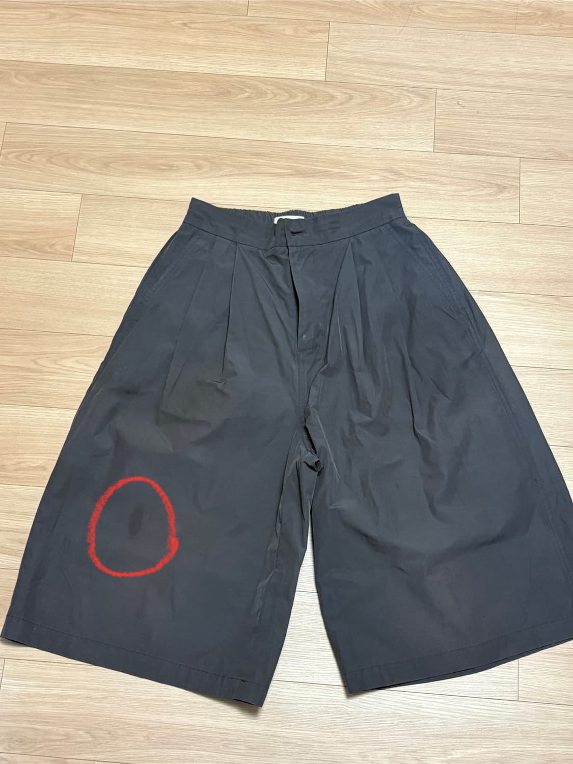 아모멘토 투턱 와이드 버뮤다 쇼츠 차콜 m 상품이미지2