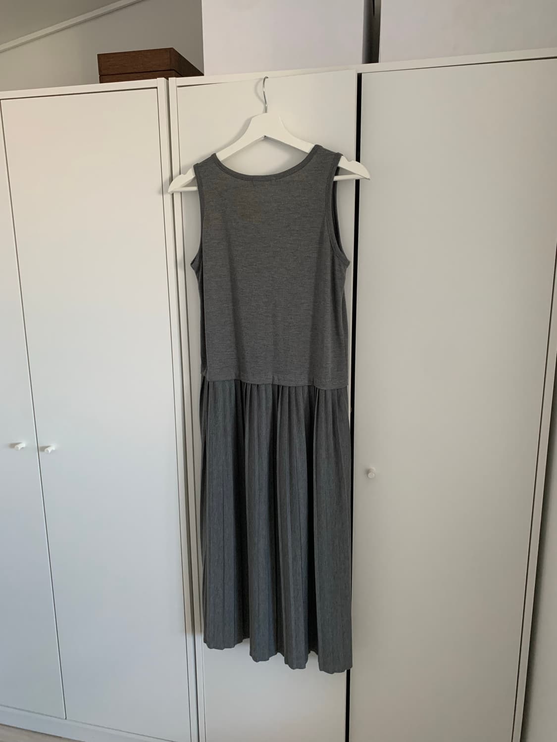 그레이 핀턱 슬리브리스 원피스 상품이미지5