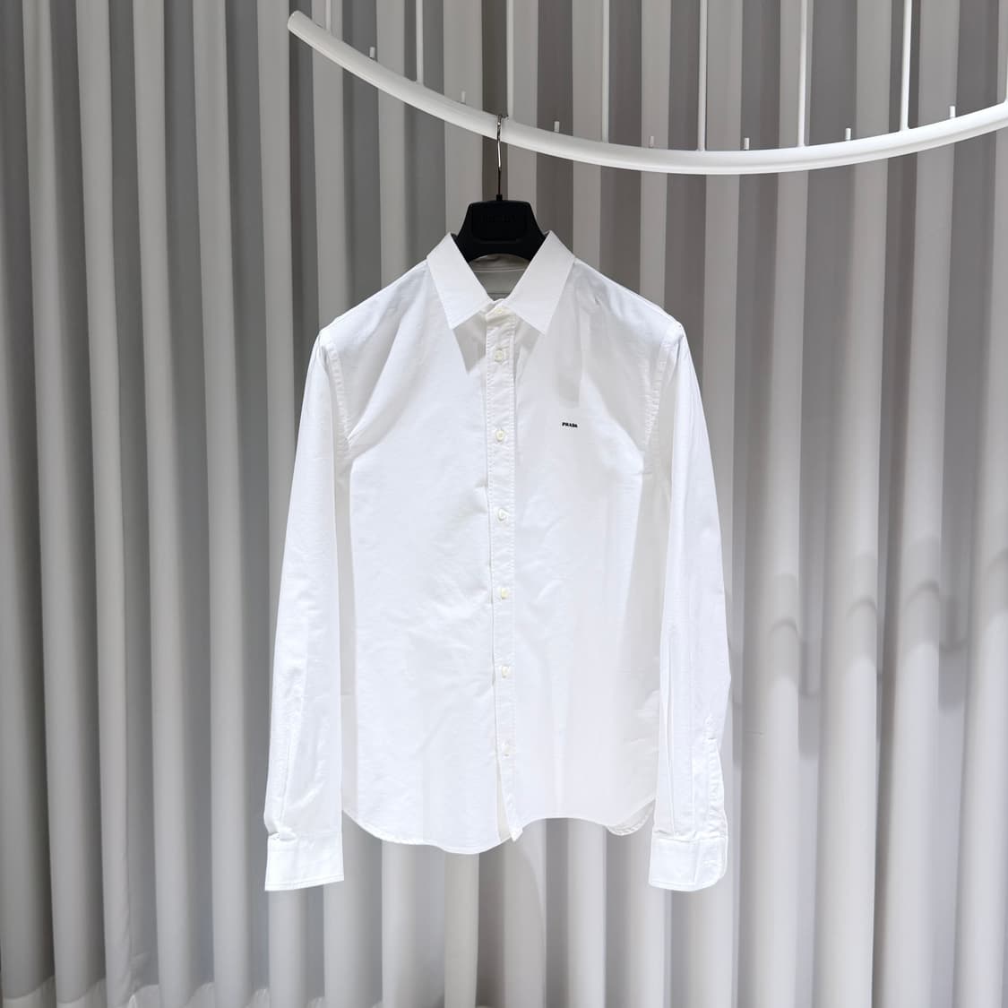 (S+/43.16) / 프라다 로고 자수 화이트 코튼 셔츠 상품이미지2