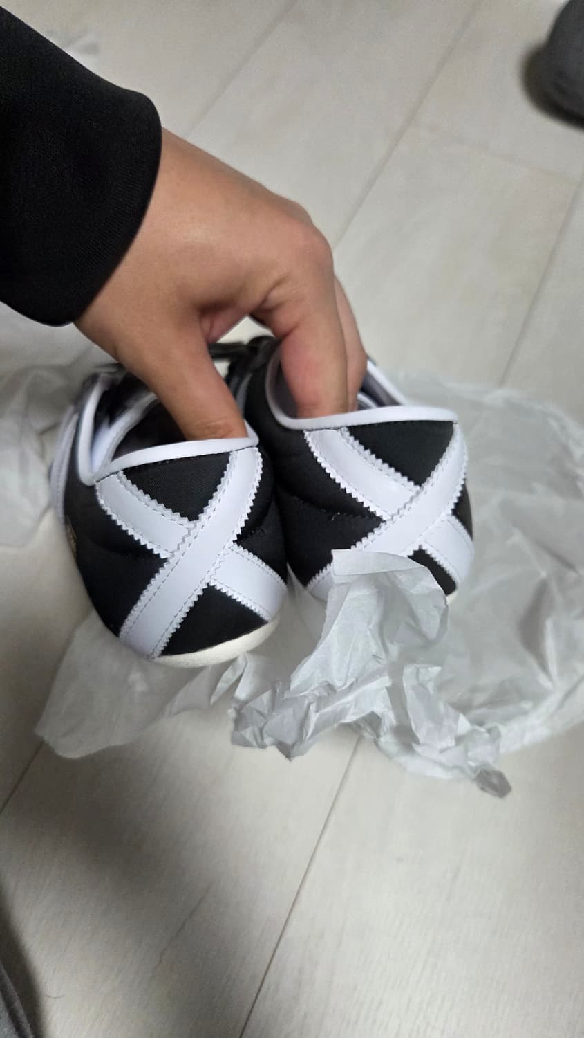 아디다스 도쿄 블랙 화이트 새상품 상품이미지3