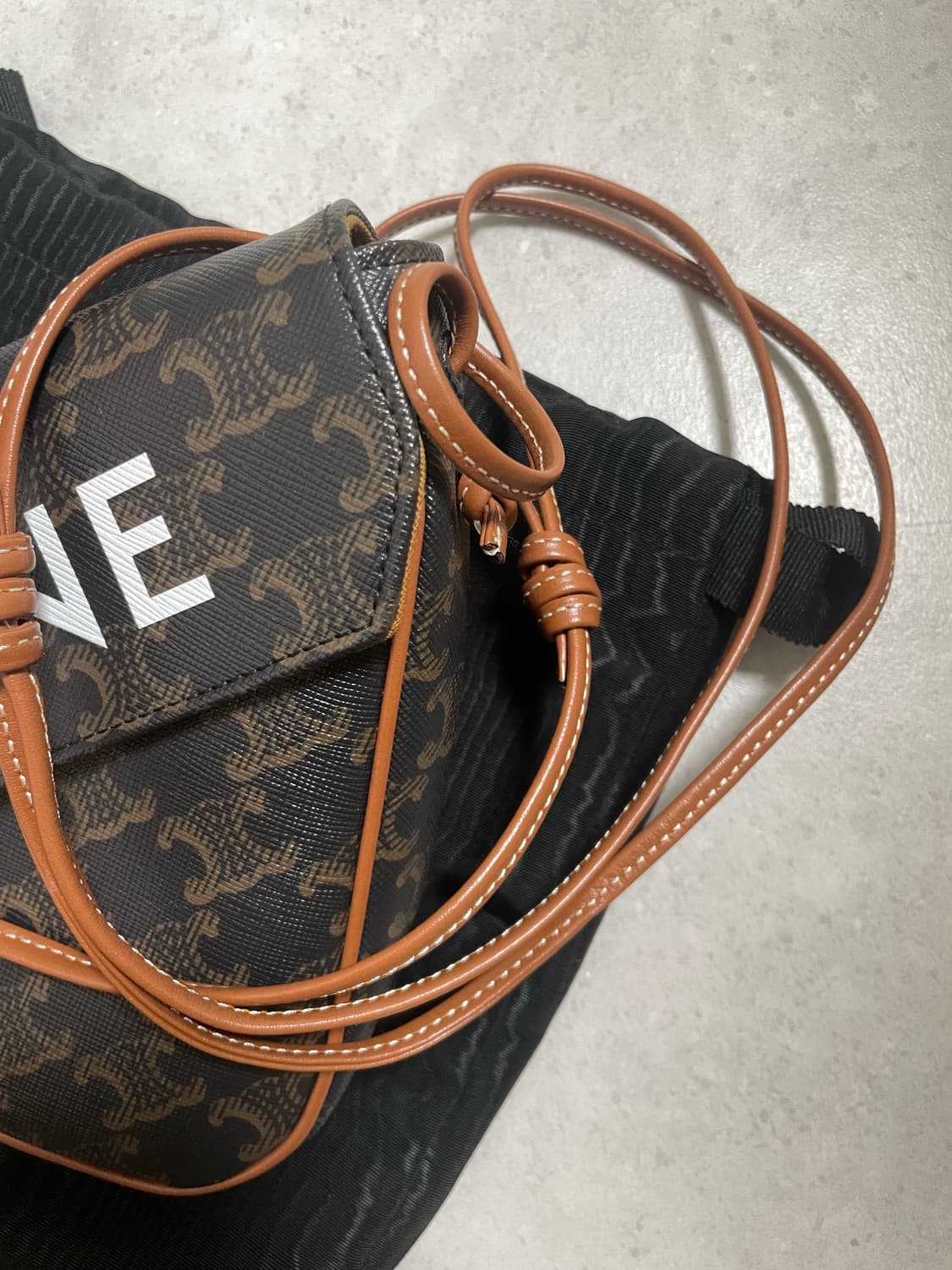 셀린느 트라이앵글백 상품이미지3