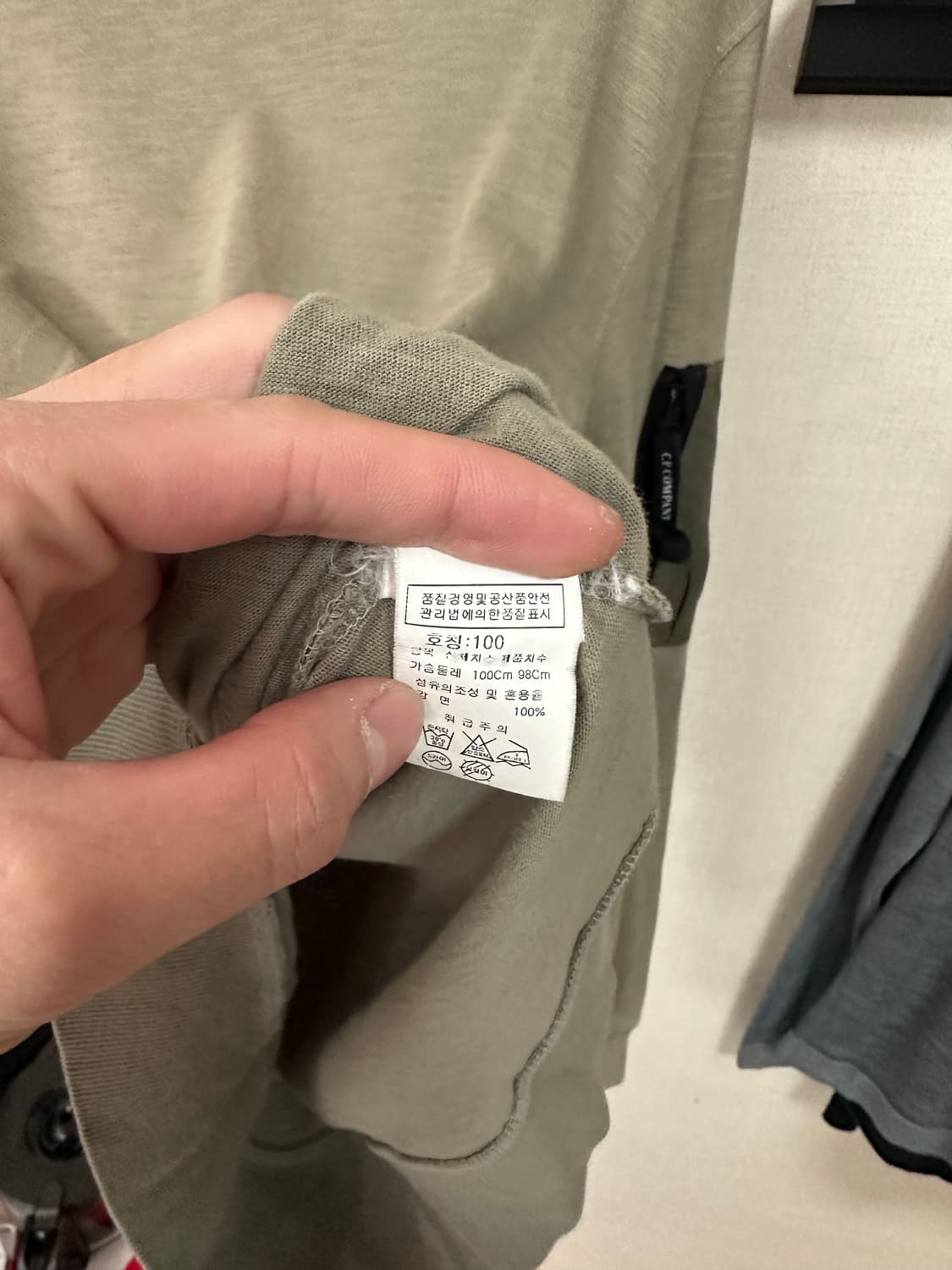 C.P. 컴퍼니 렌즈 와펜 맨투맨 카키 100 상품이미지6