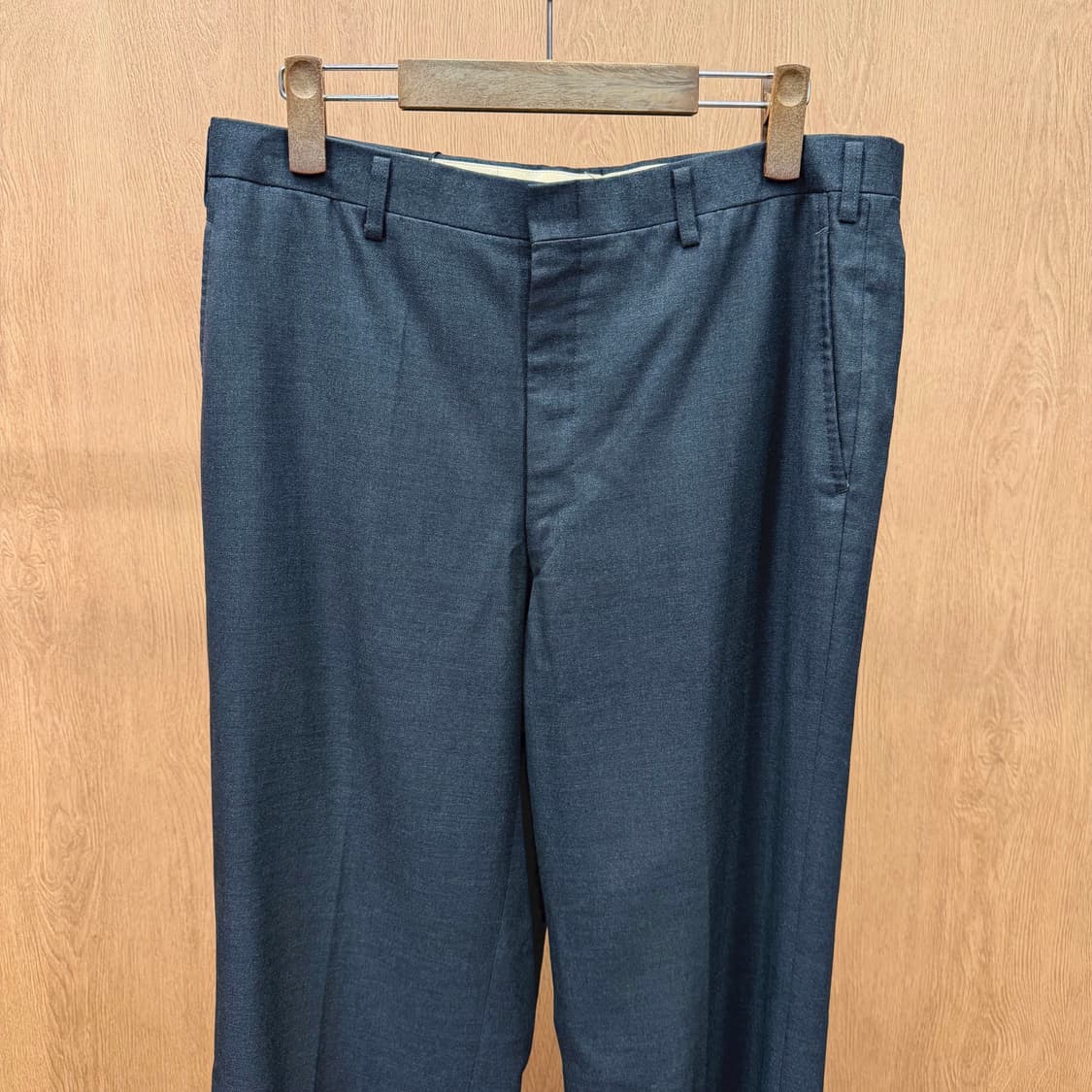 버버리 클래식 테일러드 슬랙스 팬츠 사이드 웰트 포켓 디테일 차콜 그레이 상품이미지4