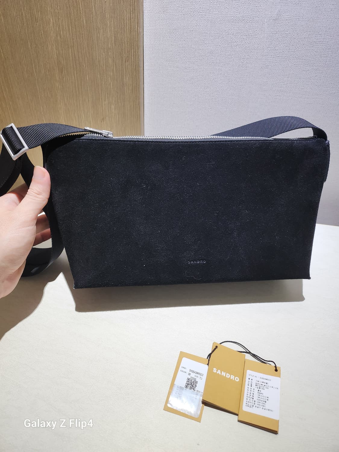 산드로옴므 25FW 신상 송아지 스웨이드 크로스백 (미개봉품) 상품이미지1