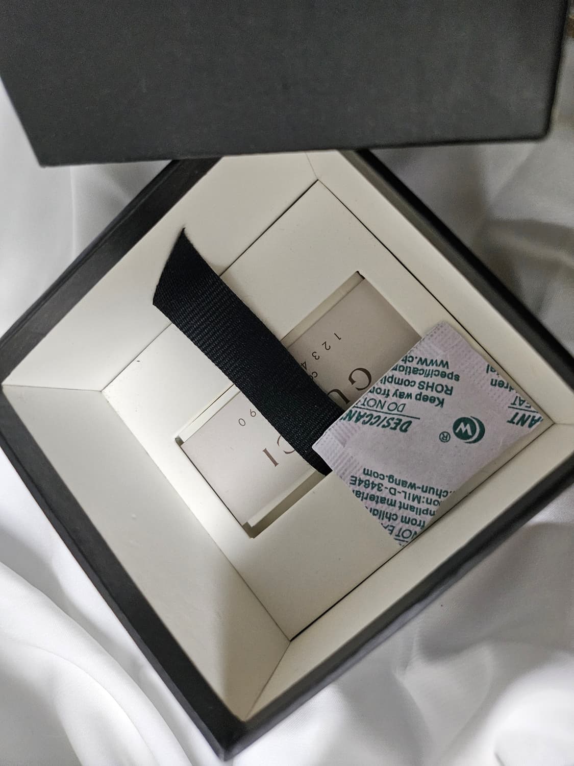 
구찌 크리스털 및 펄 디테일의 벌 모양 브로치
 상품이미지2