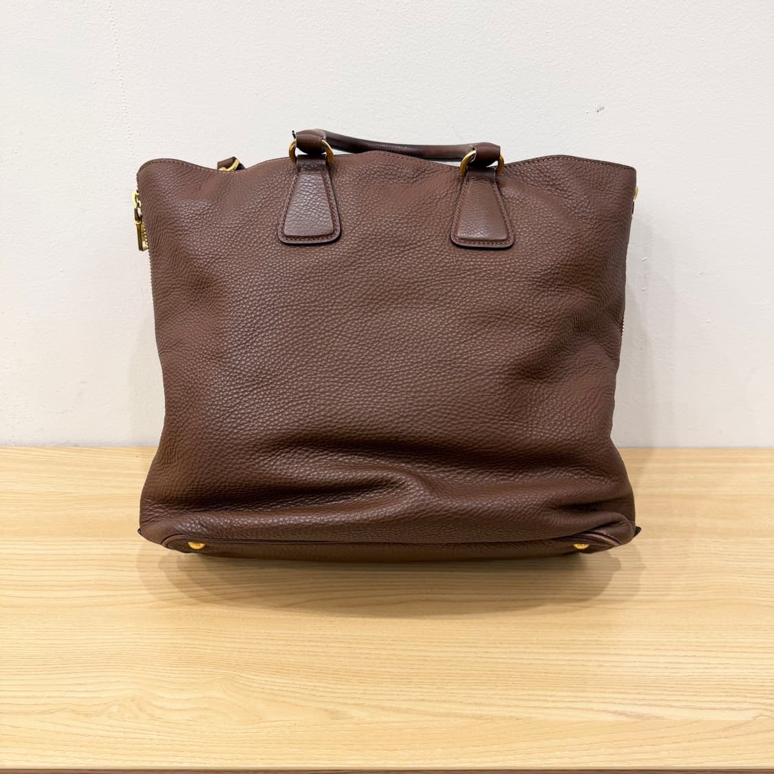 프라다 레더 토트백 골드 로고 더블 핸들 사이드 지퍼 디테일 브라운 상품이미지2