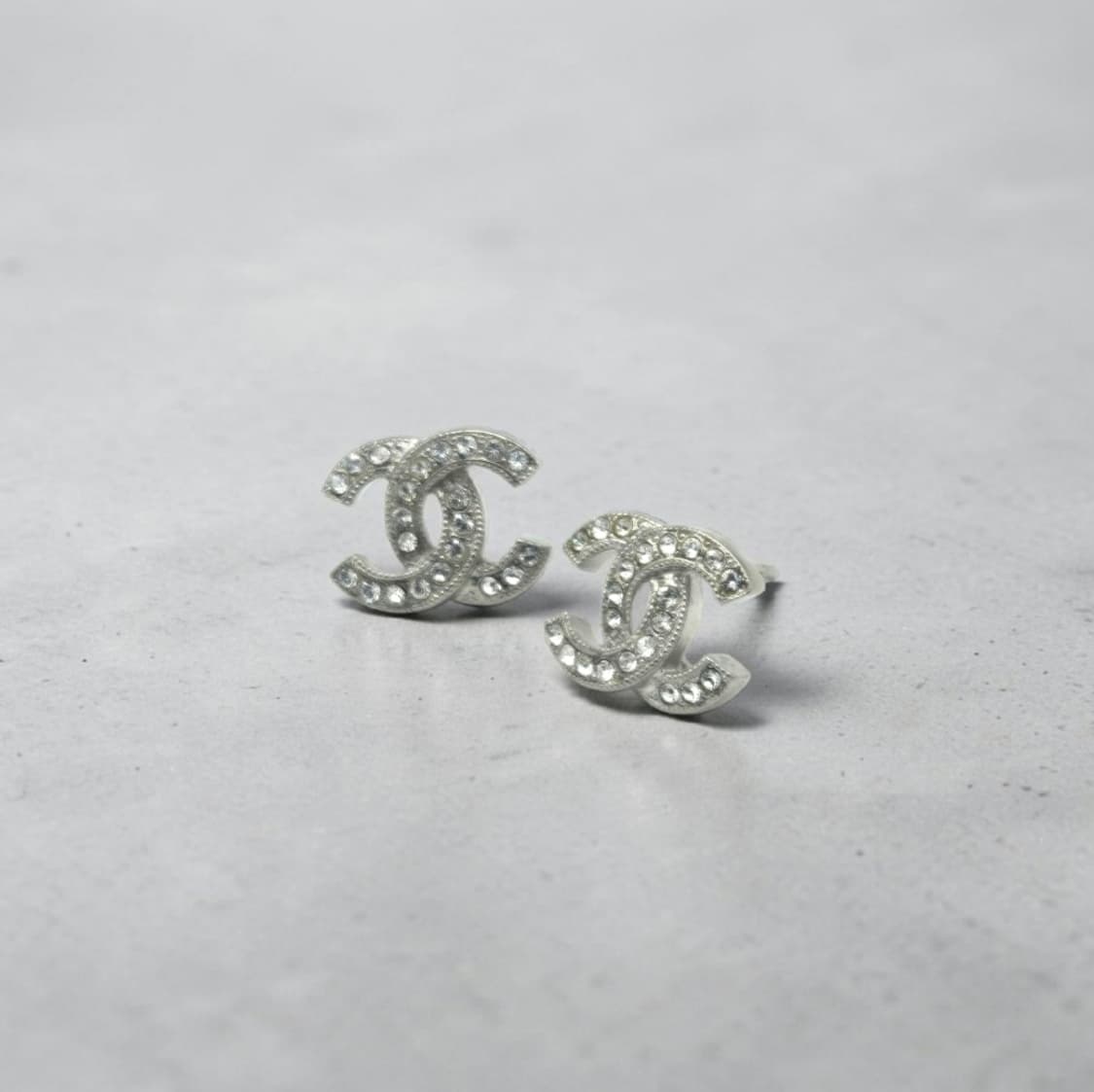 샤넬 큐빅CC로고 귀걸이 상품이미지1